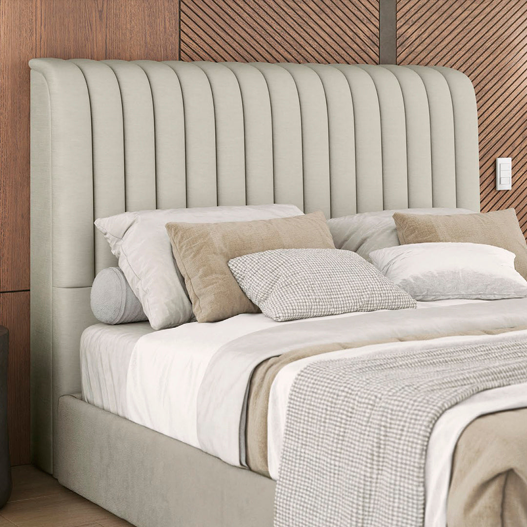 Cabeceira Estofada Alexandria - Tecido Suede Creme com Design Canelado e Dobras Laterais