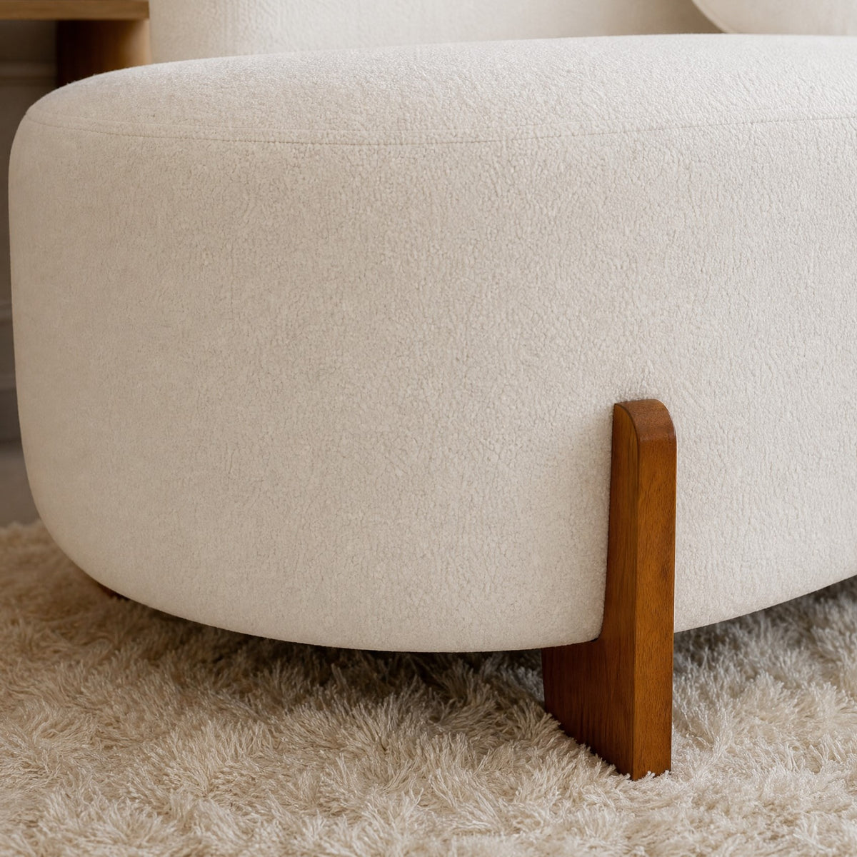 Kit Sofá Curvo + 2 Poltronas Orgânicas em Bouclé, para Sala de Estar e Recepção